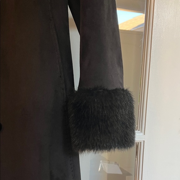 Chic Black Trench Coat with Faux Fur Trim - Picture 4 of 9